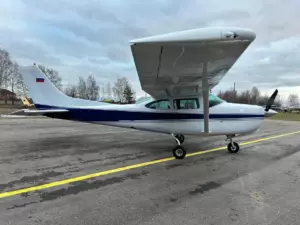 1978-yilgi Cessna 182RG yig'iladigan qo'nish moslamasi bilan to'xtab turardi