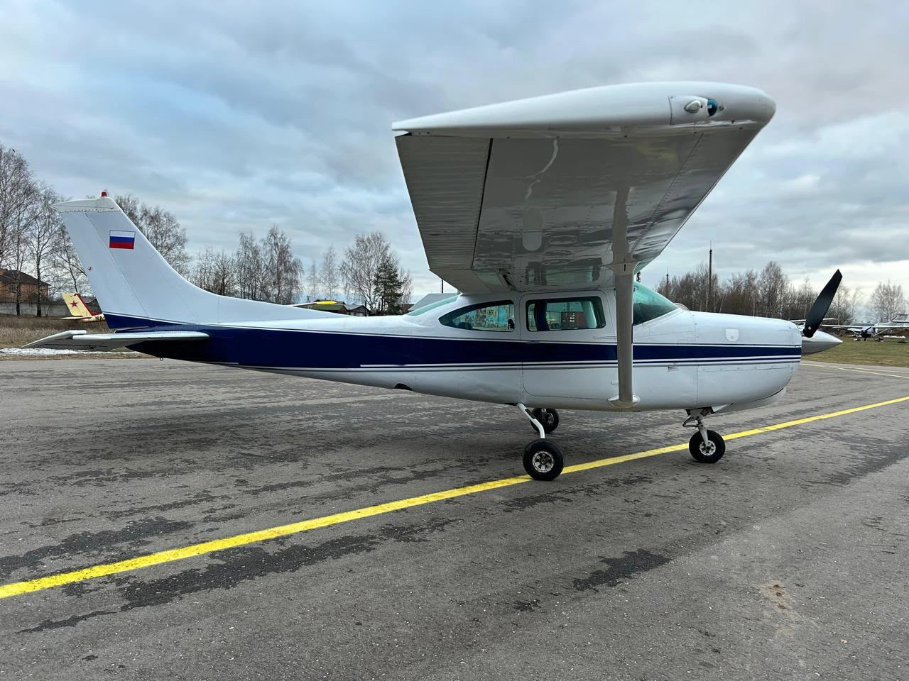 1978-yilgi Cessna 182RG yig'iladigan qo'nish moslamasi bilan to'xtab turardi