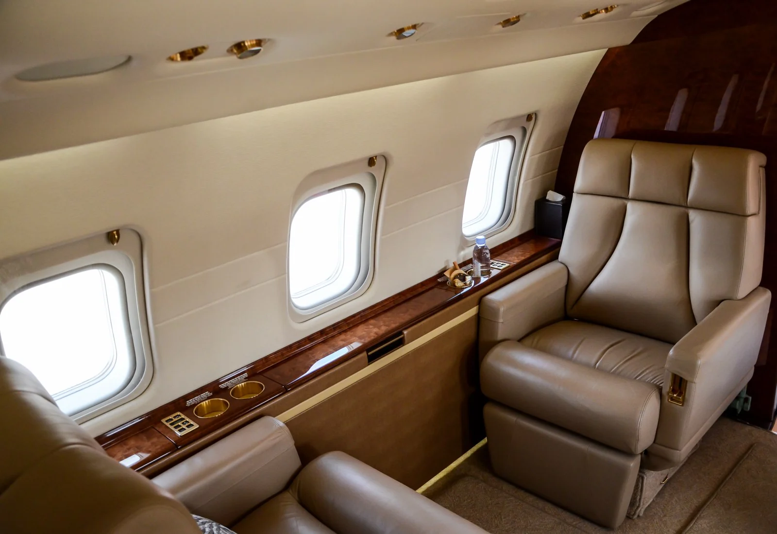 Challenger 604 — салон