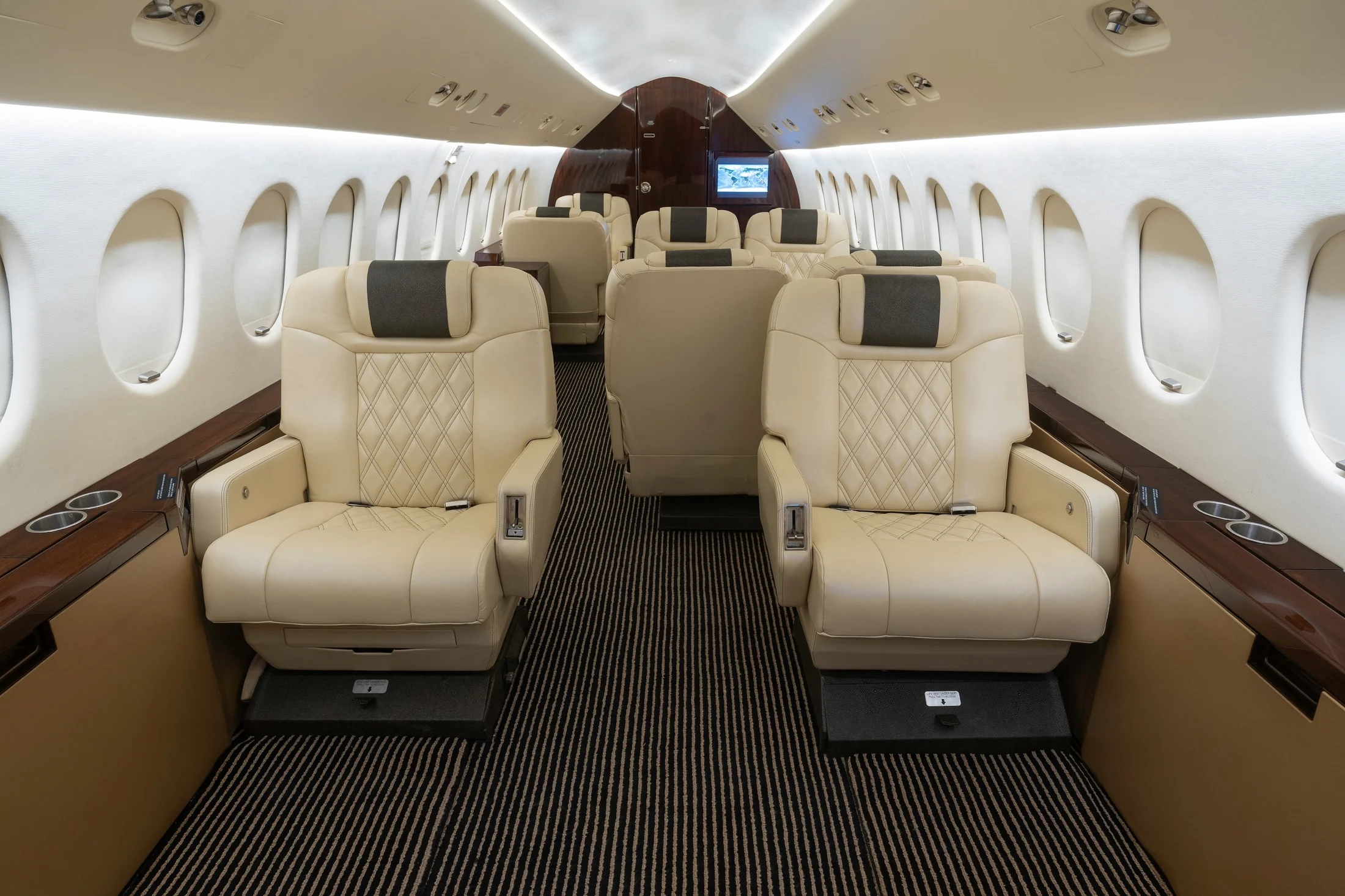 Falcon 900B — салон