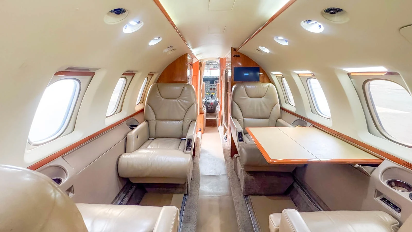 Hawker 800B — салон