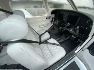 Piper Archer DX — салон